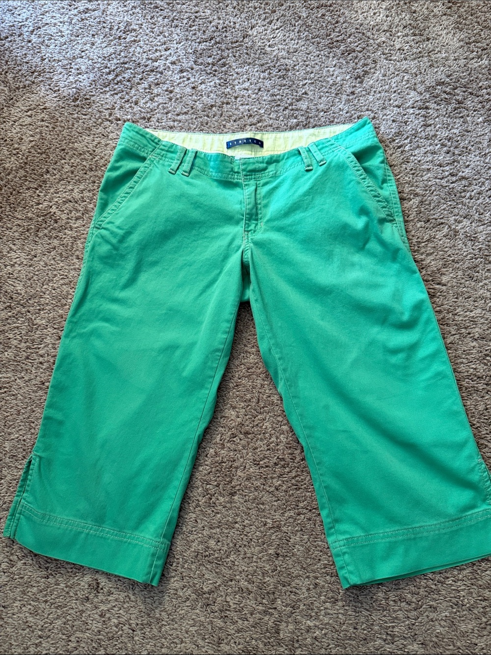 Old Navy Y2K low rise capris size 8